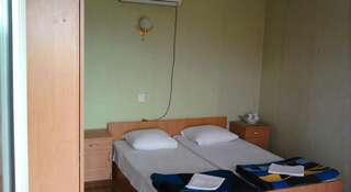 Гостиница Guest House Vadim Судак Двухместный номер с 2 отдельными кроватями и душем-4