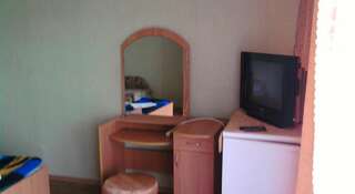 Гостиница Guest House Vadim Судак Двухместный номер с 2 отдельными кроватями и душем-1